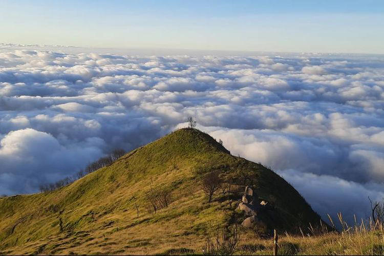 Panorama Gunung Berkawah dengan Lanskap Liar yang Menggetarkan Jiwa dan Nalar